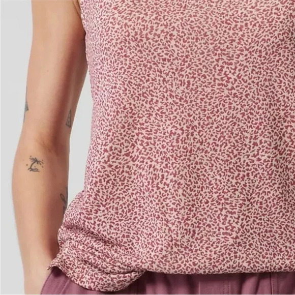 Athleta micro cheetah bashful rose breezy tank sz med - Picture 4 of 11